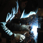 Un trabajadore cortando metales por láser en una empresa de León
