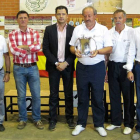 Miguel Ángel con su trofeo y otros campeones.