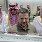 Zelenski ayer, a su llegada a Arabia Saudí para exponer su plan de paz. SAUDI PRESS AGENCY