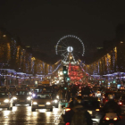 Imagen de los Campos Elíseos de París iluminados con la decoración navideña.