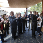 La gerente de Servicios Sociales y el pedáneo descubren la placa inaugural de la residencia, un acto al que acudieron vecinos y usuarios. JESÚS F. SALVADORES