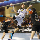 La solidez defensiva del Abanca Ademar ahogó el ataque del Atlético Valladolid. JESÚS F. SALVADORES