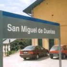 Uno de los carteles de las estación de Renfe en San MIguel de las Dueñas, pero sin el «las» original