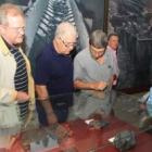 En la imagen ex trabajadores de la vieja central de la MSP observan objetos del museo.