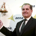 El presidente de Aena, José Manuel Vargas, realiza el tradicional toque de campana.