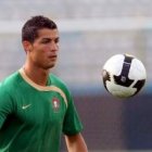 Cristiano Ronaldo juega con el balón durante una sesión de entrenamiento con Portugal.