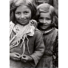Foto cedida por la Fototeca del Comité Internacional de la Cruz Roja en la que se ve a dos niñas refugiadas en Madrid