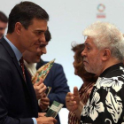 El presidente del Gobierno en funciones  Pedro Sánchez conversa con el cineasta Pedro Almodóvar.