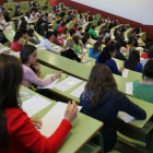 Varios alumnos realizan un examen universitario.