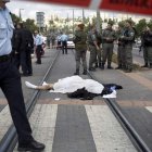 Cadáver del palestino que antes había matado a un policía.