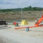 Varios niños juegan en una zona recreativa de Cuadros