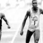 Carl Lewis, a la derecha, fue el peor enemigo de Johnson, a la izquierda