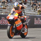 El español Dani Pedrosa celebra con el puño en alto la victoria en el Gran Premio de Indianápolis.