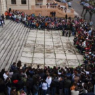 Arriba, una imagen de la Plaza de la Catedral, abarrotada de niños en un momento de la celebración;