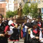 La tradicional procesión recorrió ayer las calles de Fabero al mediodía