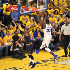 Draymond Green se escapa de los Cavaliers para anotar una canasta, este domingo en el segundo partido de las finales de la NBA.