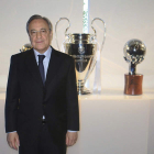 Florentino Pérez posa con las últimas copas conseguidas por el club antes de su discurso de Navidad. ÁNGEL DÍAZ