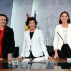 La ministra Portavoz Isabel Celaá (c), la ministra de Trabajo Magdalena Valerio, y la ministra de Industria Reyes Maroto (d), durante la rueda de prensa celebrada en el Palacio de la Moncloa tras el Consejo de Ministros.