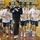 El técnico Manuel Cadenas podrá contar con todos sus jugadores para medirse al Partizán.