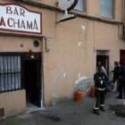 Los bomberos y la policía se desplazaron hasta el bar de Cuatrovientos donde se produjo el accidente