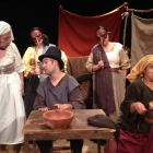 Una escena de la obra ‘Farsa improbable de un sombrero’, a cargo de Teatro Diadres.