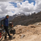 El ciclista y fotógrafo Javier Martínez de la Varga, atravesando el Himalaya en bicicleta.
