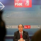 El portavoz del PSOE en las Cortes, Francisco Ramos, durante una rueda de prensa