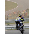 Valentino Rossi hace un caballito tras cruzar el primero la línea de meta, el pasado domingo