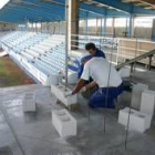 En la mañana de ayer se comenzaban a levantar las gradas nuevas en el sector de tribuna del Toralín