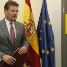 El ministro de Justicia Rafael Catalá tras la firma de un convenio de colaboración con la consejera andaluza de Justicia e Interior Rosa Aguilar.