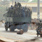 Un grupo de soldados marchaba ayer por las calles de Bamako.