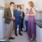 El consejero Juan Carlos Suárez-Quiñones visita una vivienda rehabilitada en Viana de Cega. JCYL