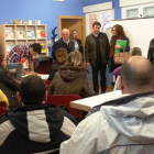 El alcalde visitó a beneficiarios del vale de comida que reciben un curso formativo.