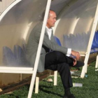 El director deportivo de la Cultural, Santiago Vega, sigue un entrenamiento de la Cultural.