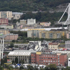 Imagen que muestra el estado en el que ha quedado el puente tras el derrumbe de un tramo en Génova. EFE