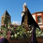 La Soledad y la torre de la iglesia de El Salvador, durante la procesión de La Bañeza