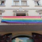 La bandera del colectivo LGTBI ondea en el Ayuntamiento de Sant Boi.