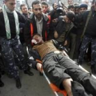 Los palestinos llevan al hospital a uno de los heridos por los bombardeos israelíes