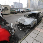 Los tres coches estacionados en línea ( con el hueco que ocupaba la furgoneta) ayer en la calle José Luis Pécker