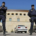 Policías nacionales delante del edificio del ayuntamiento zaragozano