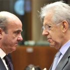 El ministro de Economía, Luis de Guindos, junto al primer ministro italiano, Mario Monti, el pasado mes de julio en una cumbre de líderes europeos.