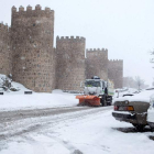 Una máquina quitanieves trabaja para retirar la nieve caída junto a la muralla de Ávila. RAÚL SANCHIDRIÁN