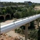 Vista de las tuberías del minitrasvase del Ebro a Tarragona a su paso junto a la AP-7 en L'Ampolla