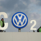 Activistas de Greenpeace en una acción de protesta en la entrada de la sede central de Volkswagen en Wolfsburg en Alemania.