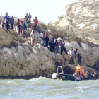 Soldados españoles abastecen de agua y comida a los 81 inmigrantes.