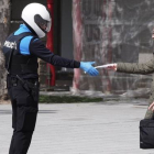 Un policía local solicita documentación a un viandante en la plaza Zorrilla de Valladolid, este martes. R. GARCÍA
