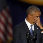Barack Obama se seca las lágrimas durante un momento de su discurso de despedida en Chicago.
