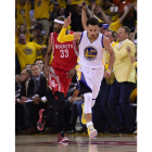 El jugador de los Warriors de Golden State Stephen Curry (c) celebra tras encestar contra los Rockets de Houston, durante el quinto partido de las finales de la Conferencia.
