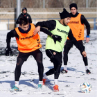 Los jugadores culturalistas preparan sobre la nieve el partido de esta tarde ante el Sporting B.