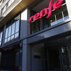 La sede nueva de Renfe está ubicada en el número 8 de la avenida Astorga, donde estuvo el antiguo economato. FERNANDO OTERO